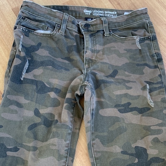 GAP distressed camo jean leggings with frayed hem - Picture 2 of 9
